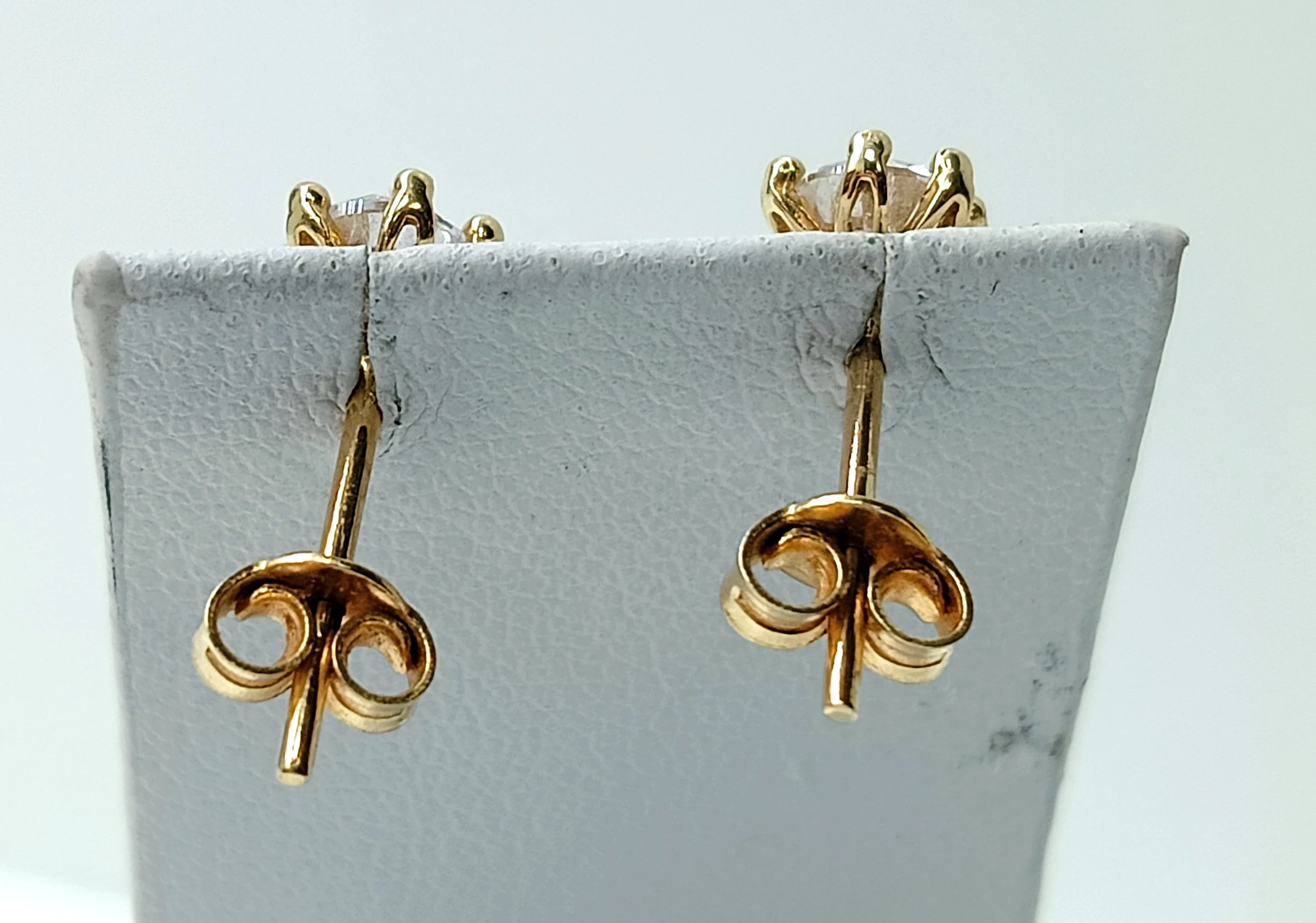 wyrob-jubilerski-kolczyki-wkowki-z-kamykiem-rodzaj-wyrob-jubilerski