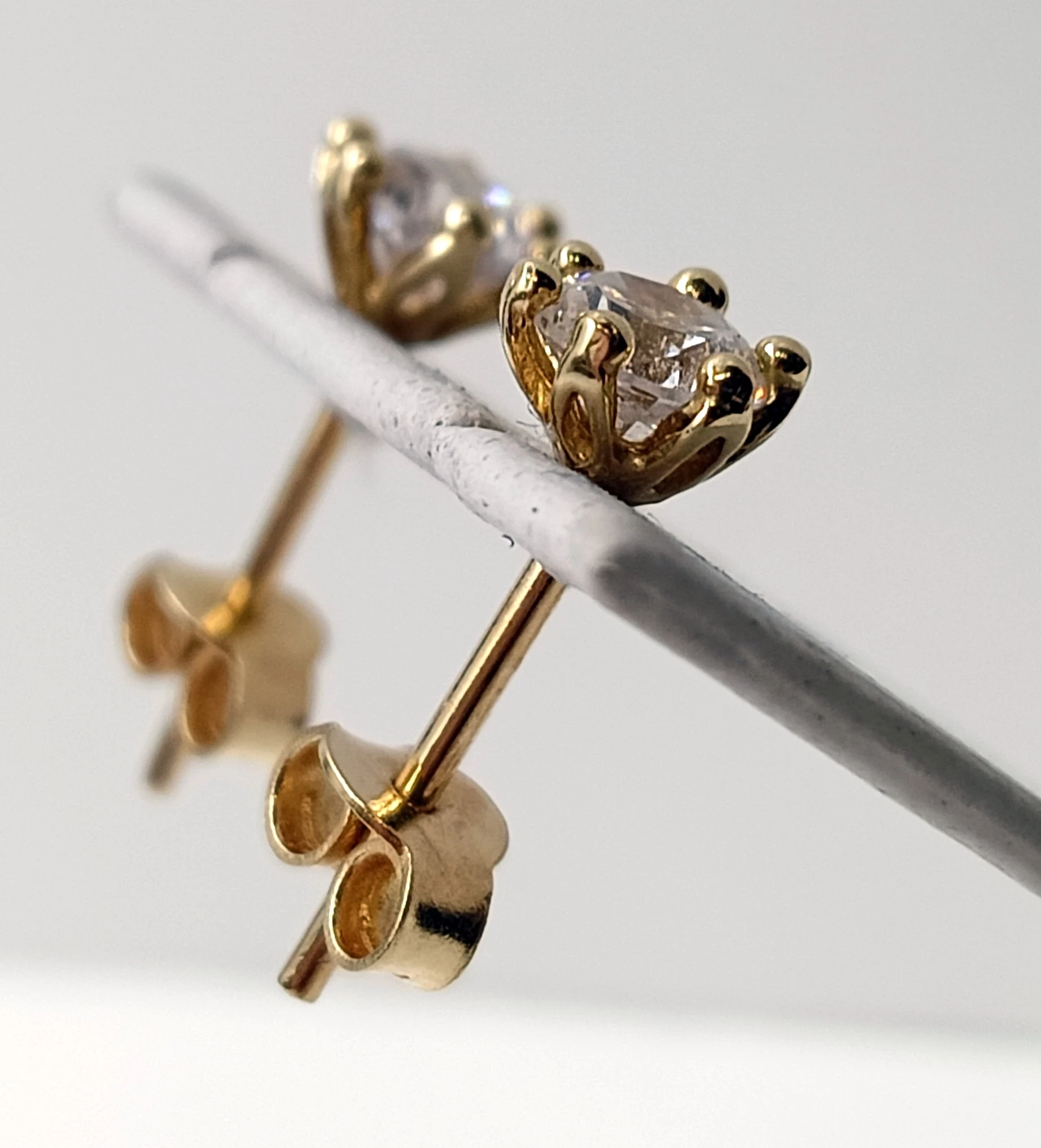 wyrob-jubilerski-kolczyki-wkowki-z-kamykiem-rodzaj-bigla-sztyft