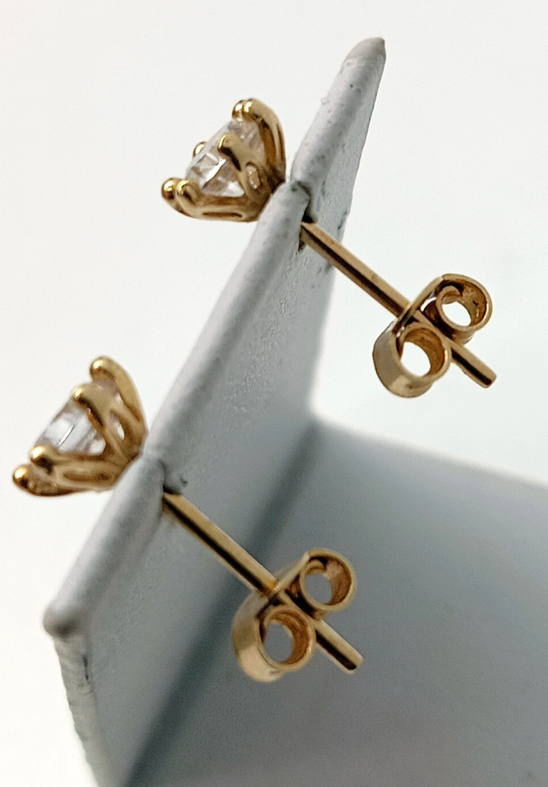 wyrob-jubilerski-kolczyki-wkowki-z-kamykiem-marka-inna-marka