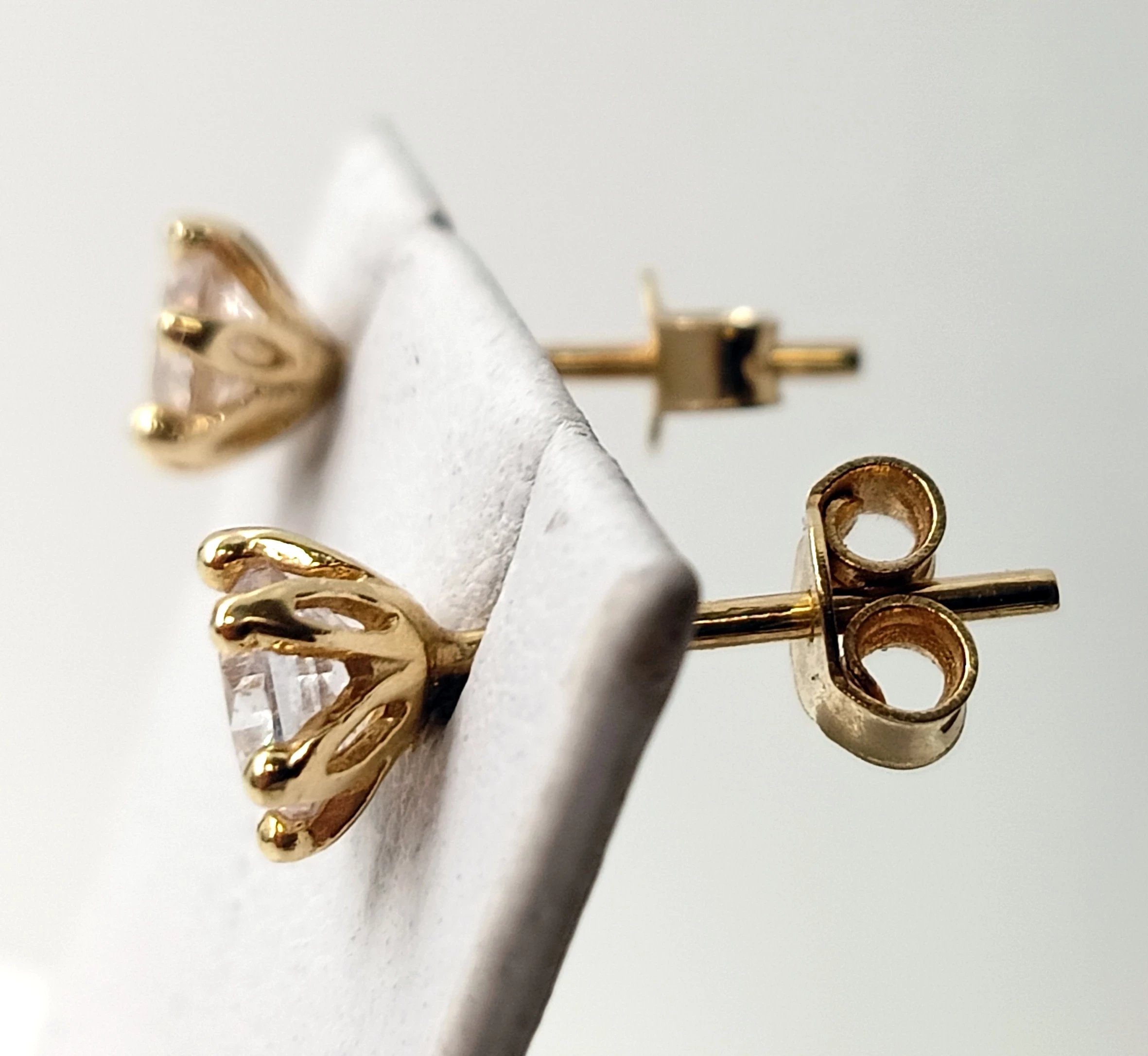 wyrob-jubilerski-kolczyki-wkowki-z-kamykiem-material-zloto