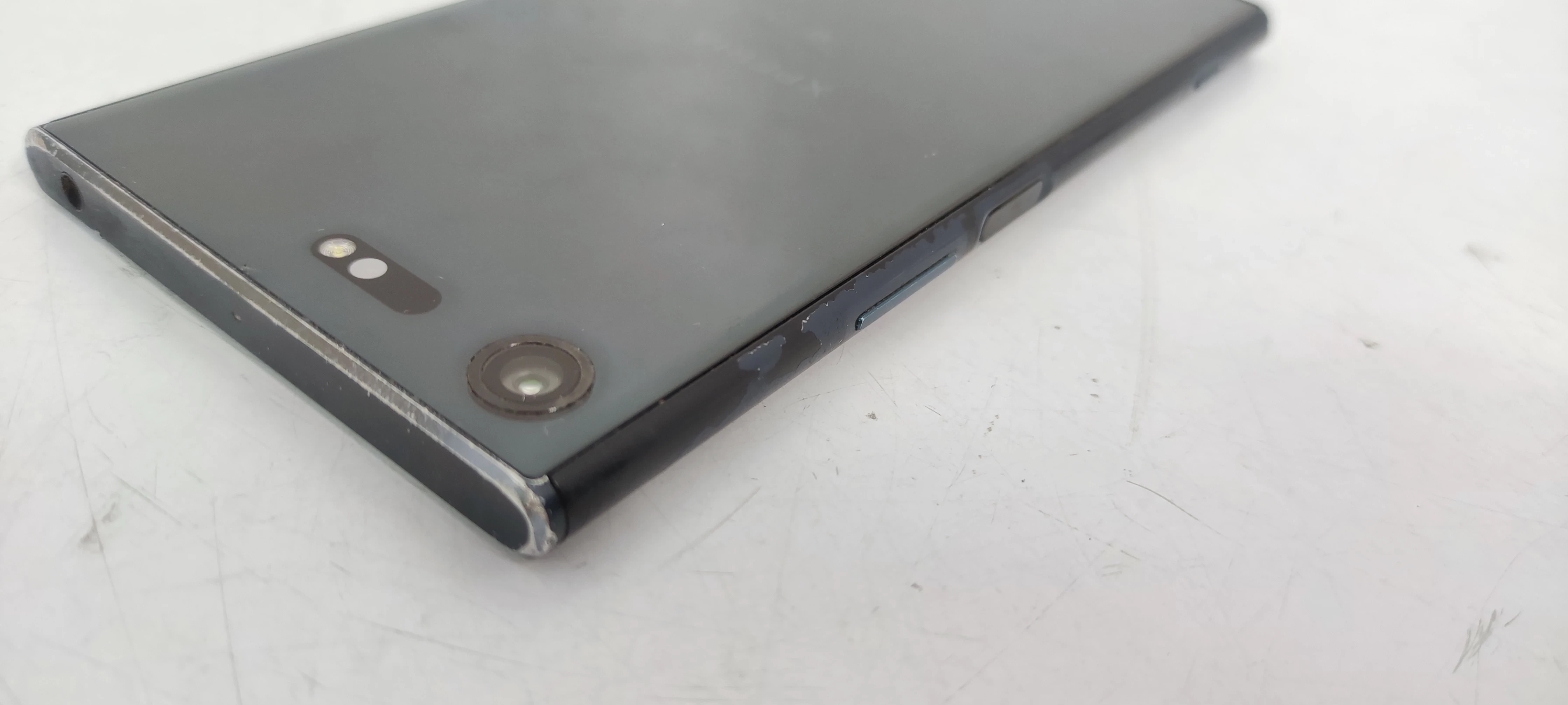 smartfon-sony-xperia-xz-premium-g8141-przekatna-ekranu-55