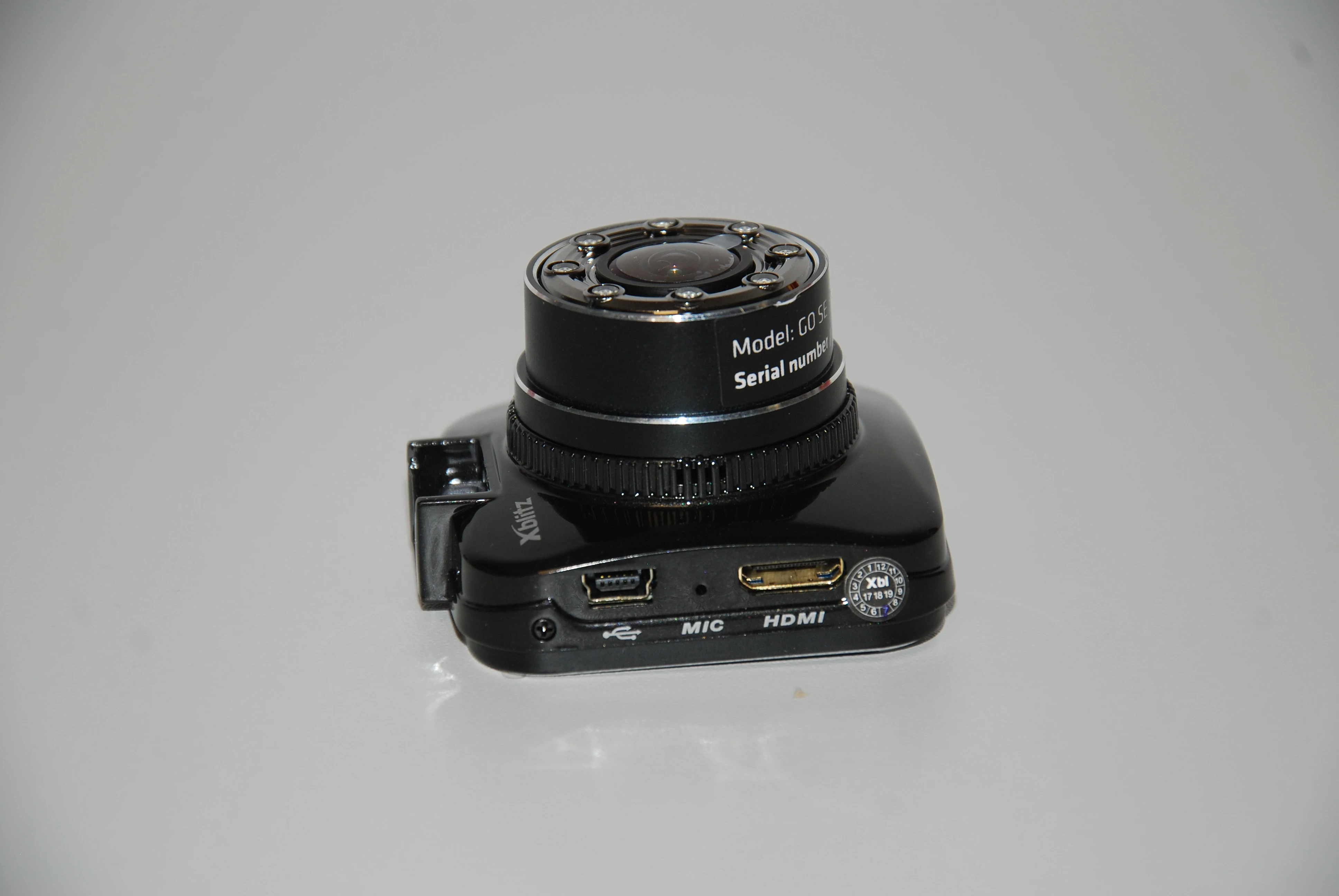 kamera-samochodowa-xblitz-go-se-rejestrator-karta-pamieci-w-zestawie-32-gb