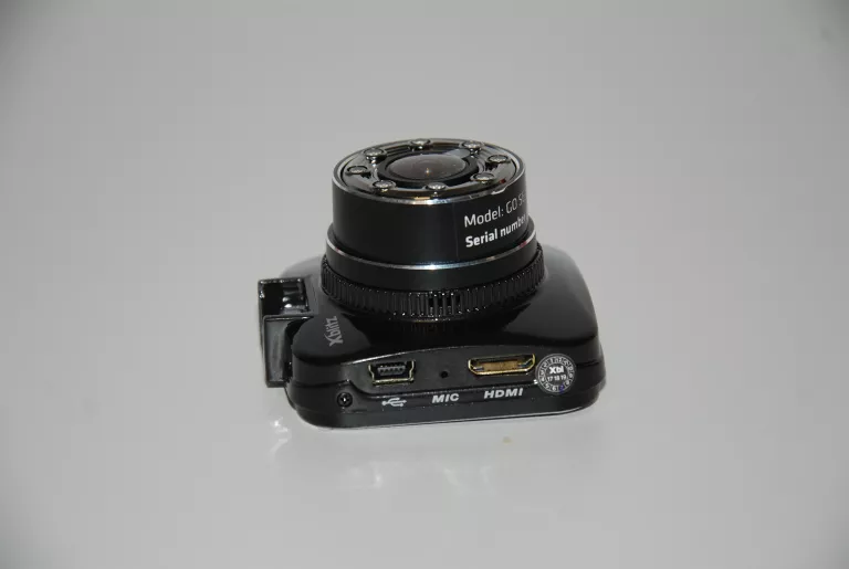 kamera-samochodowa-xblitz-go-se-rejestrator-karta-pamieci-w-zestawie-32-gb