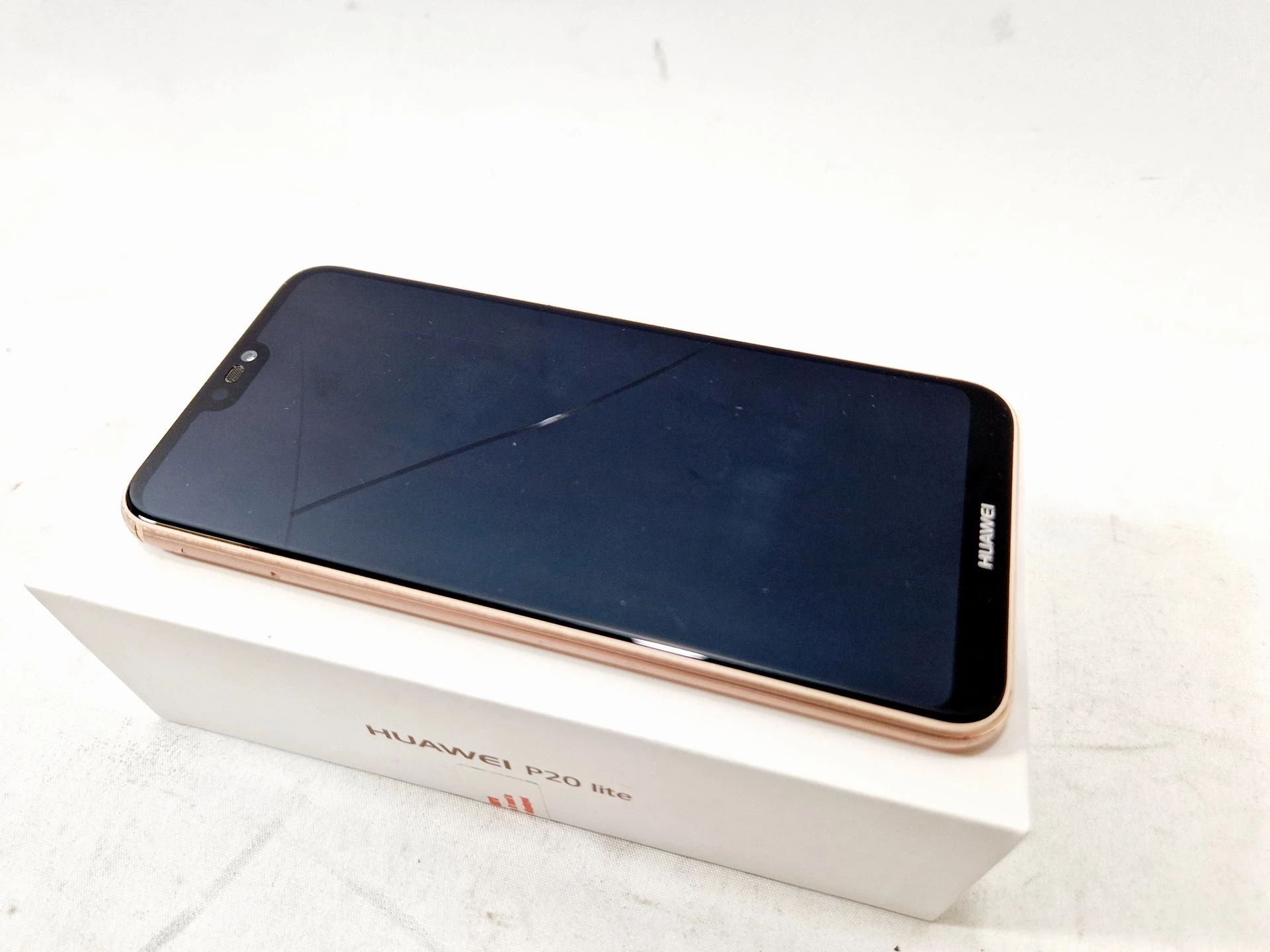 smartfon-huawei-p20-lite-464gb-rozowy-opis-kolor-rozowy