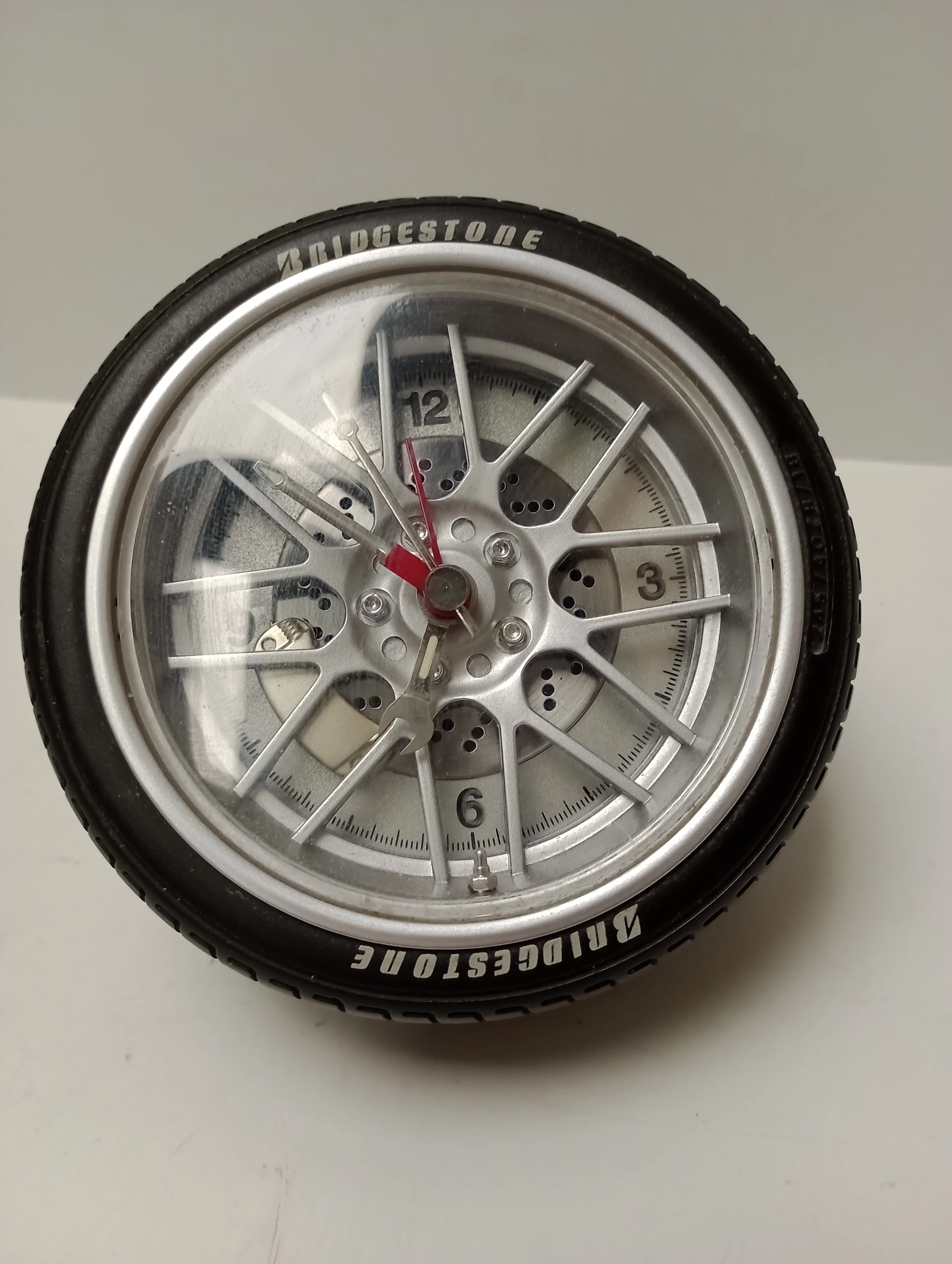 zegarek-bridgestone-w-ksztalcie-opony-stan-uzywany