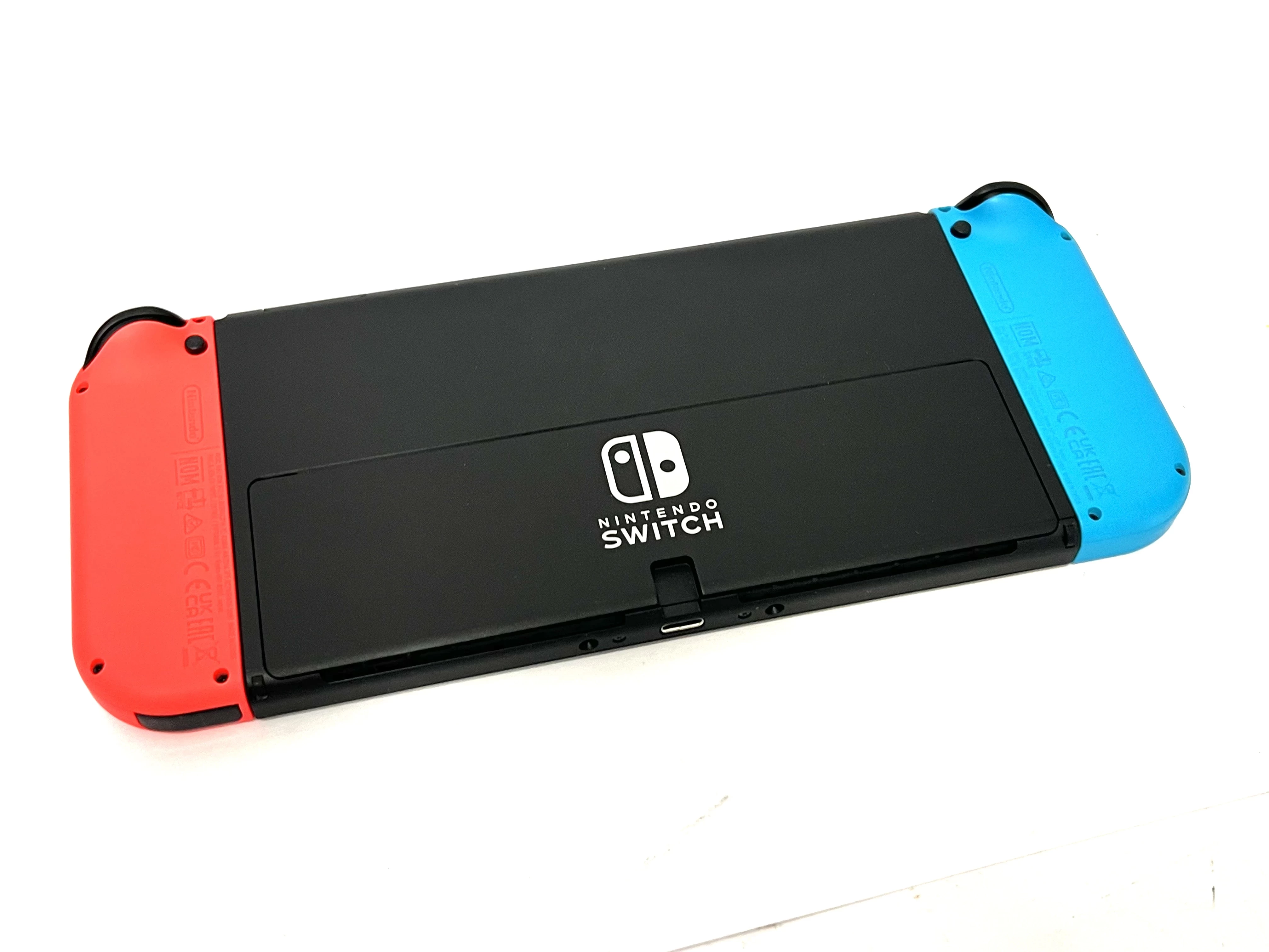 konsola-nintendo-switch-oled-liczba-kontrolerow-w-zestawie-2