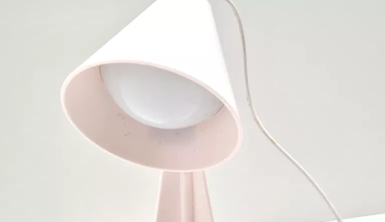 SMUKKE LAMPKA BIURKOWA Z ODCZEPIANYM KLOSZEM