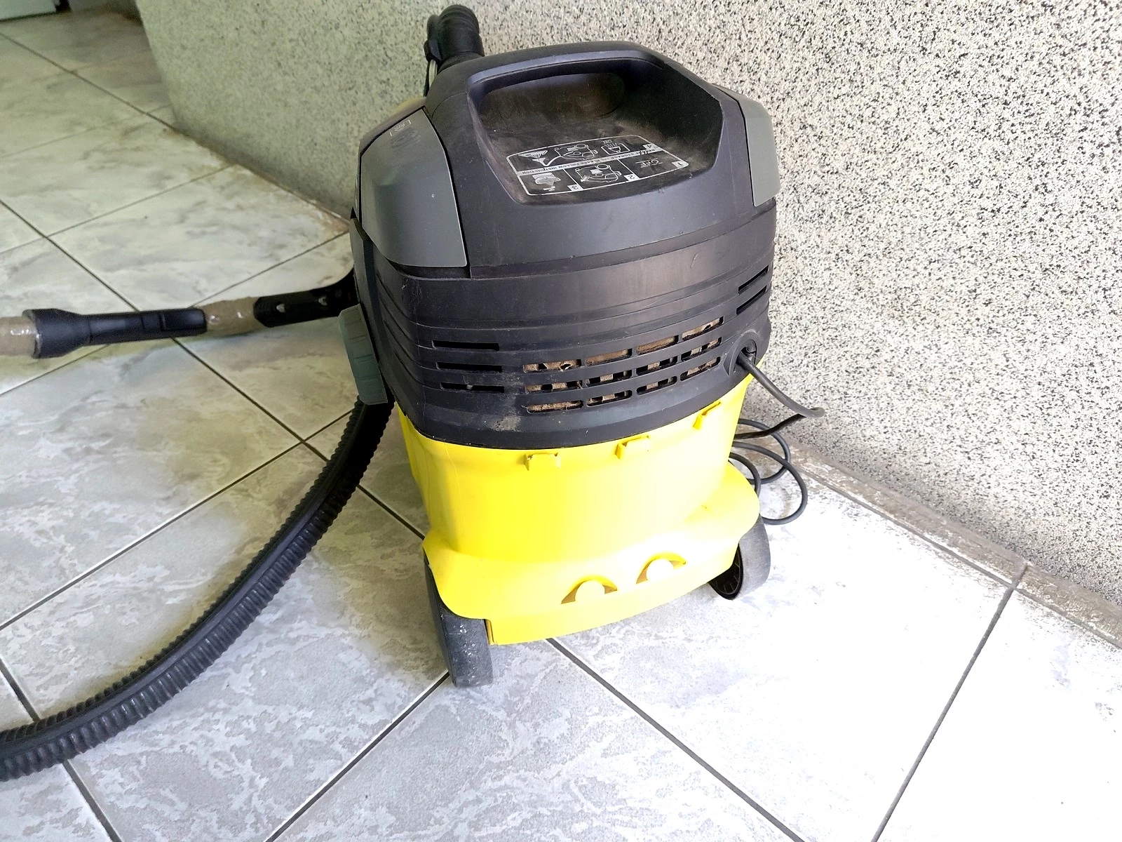 odkurzacz-pioracy-karcher-se-5100-1400w-at-opis-pojemnosc-zbiornika-na-czysta-wode-400