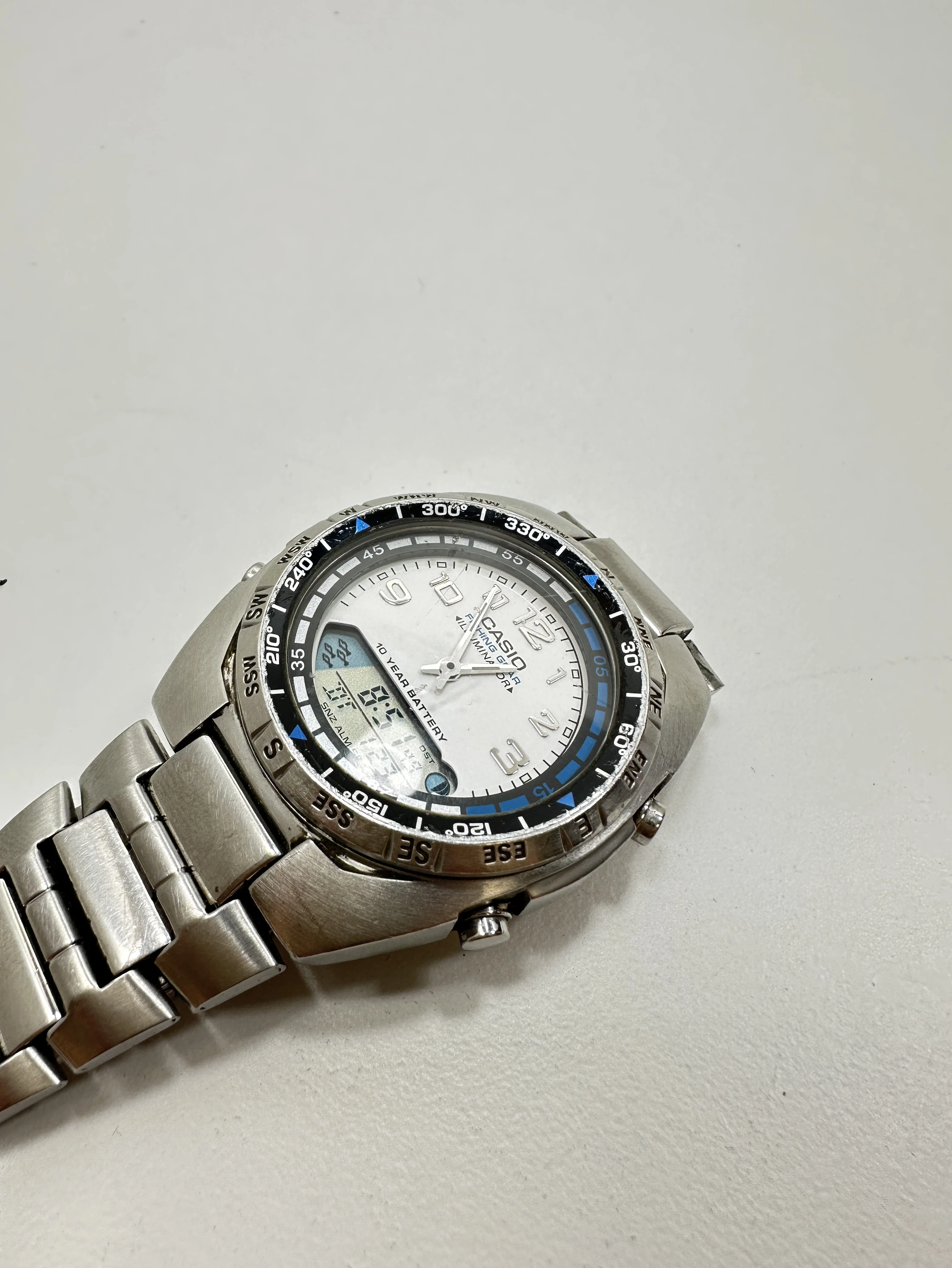 zegarek-meski-casio-amw-700-ksztalt-koperty-okragla