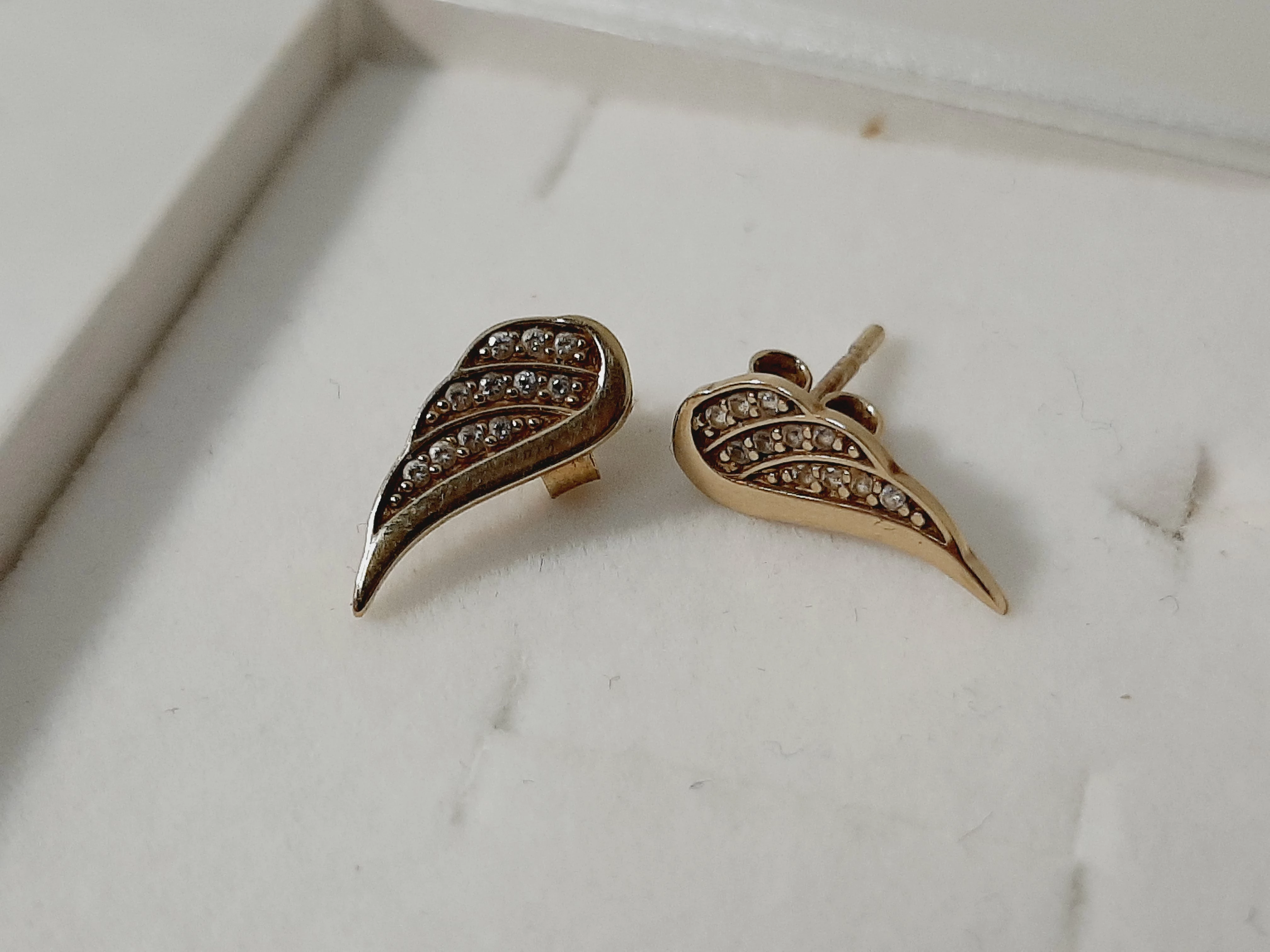 zlote-kolczyki-z-cyrkoniami-skrzydla-333-apart-rodzaj-wyrob-jubilerski