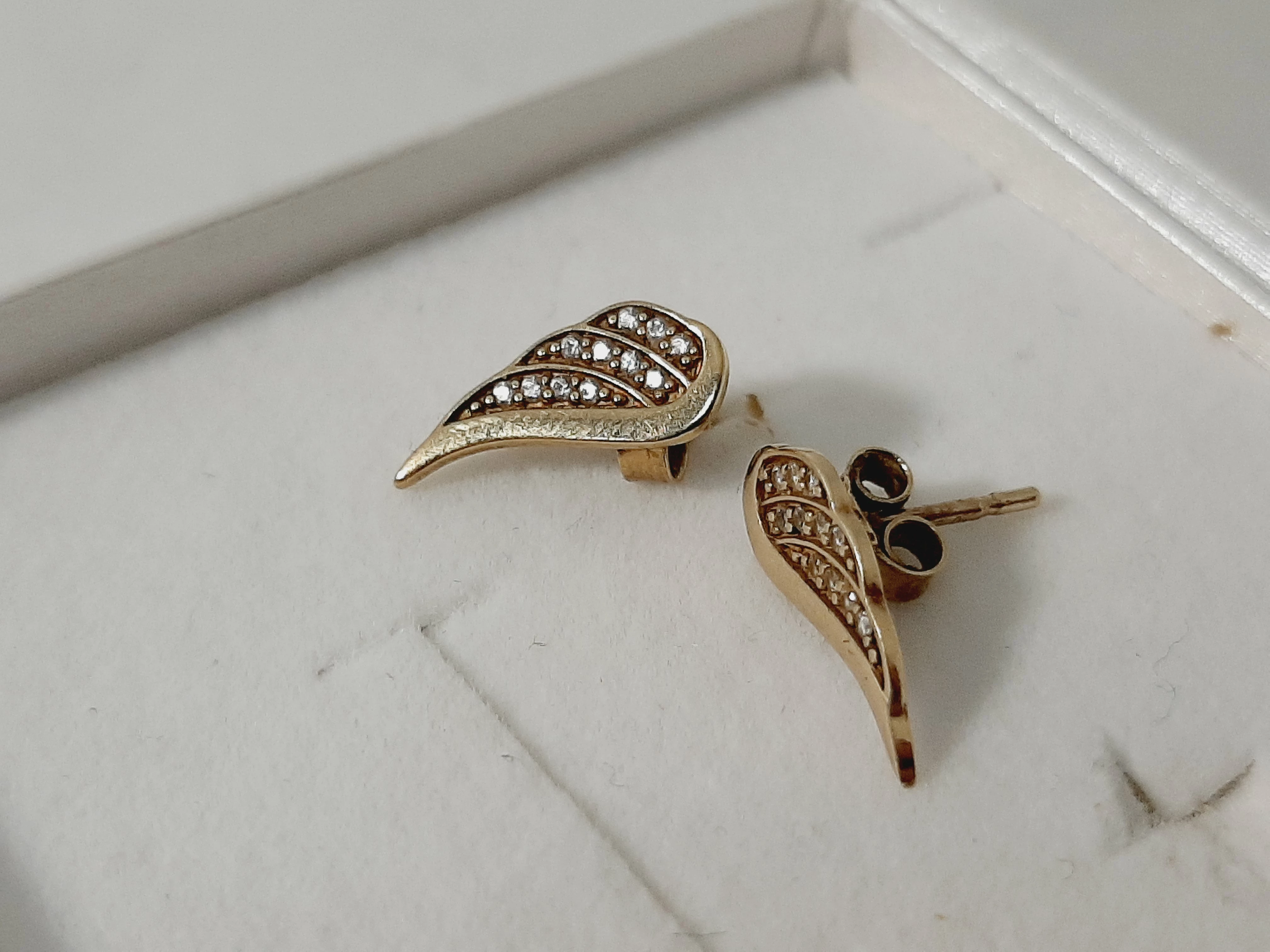 zlote-kolczyki-z-cyrkoniami-skrzydla-333-apart-rodzaj-bigla-sztyft