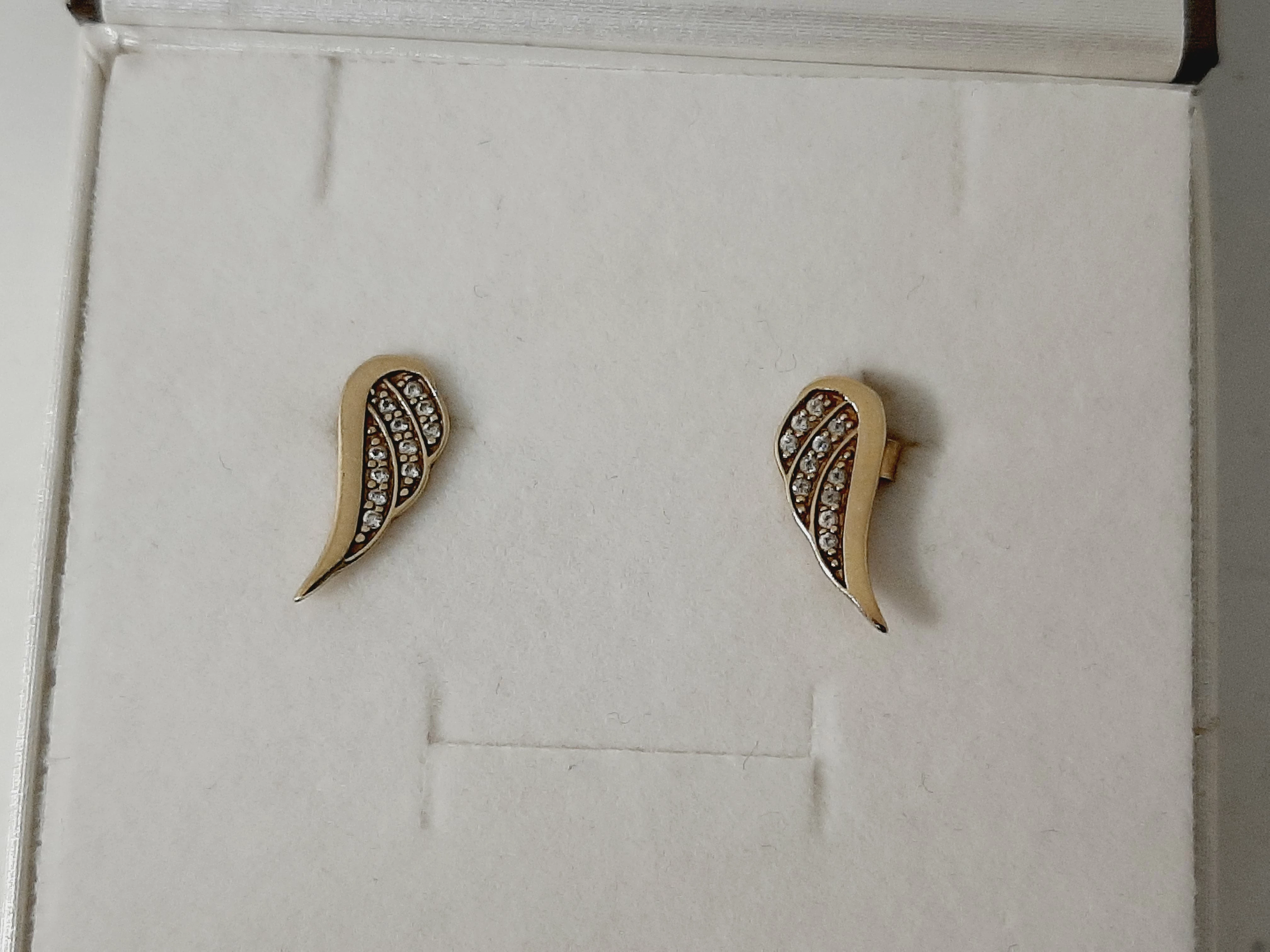 zlote-kolczyki-z-cyrkoniami-skrzydla-333-apart-stan-uzywany