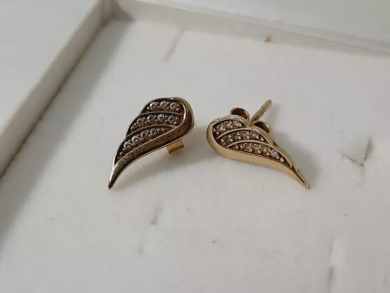 zlote-kolczyki-z-cyrkoniami-skrzydla-333-apart-rodzaj-wyrob-jubilerski