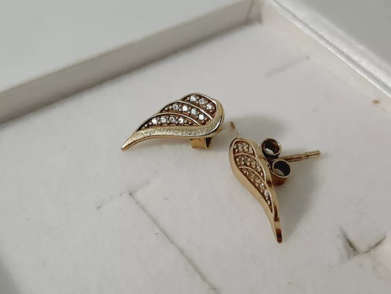 zlote-kolczyki-z-cyrkoniami-skrzydla-333-apart-rodzaj-bigla-sztyft