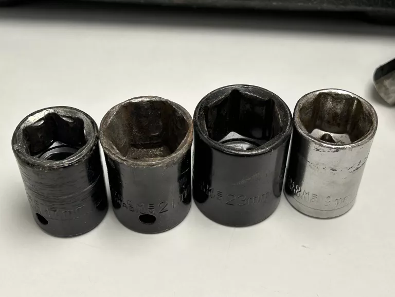 klucz-elektryczny-udarowy-12-ripper-m80490-moc-1950