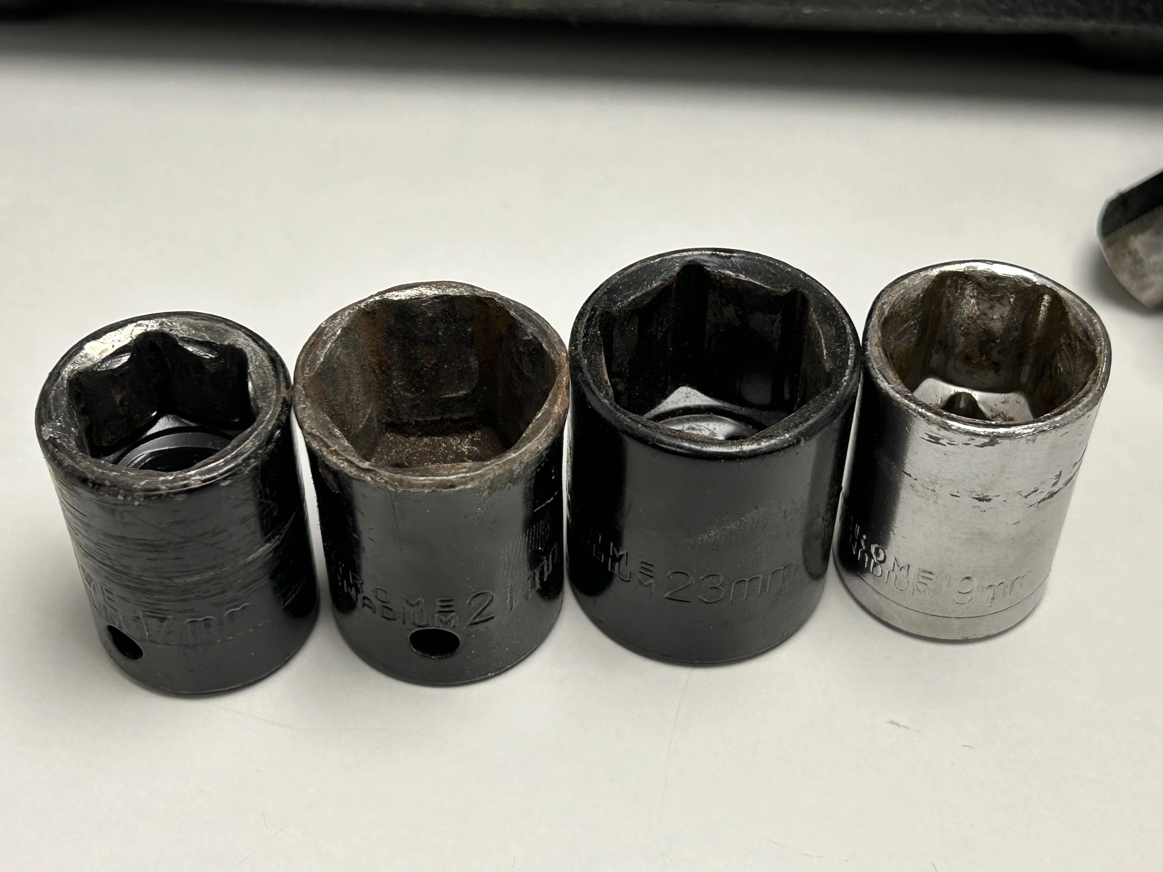 klucz-elektryczny-udarowy-12-ripper-m80490-moc-1950