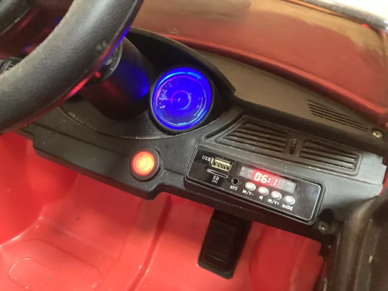 DZIECIĘCE AUTO NA AKUMULATOR XM826 RED