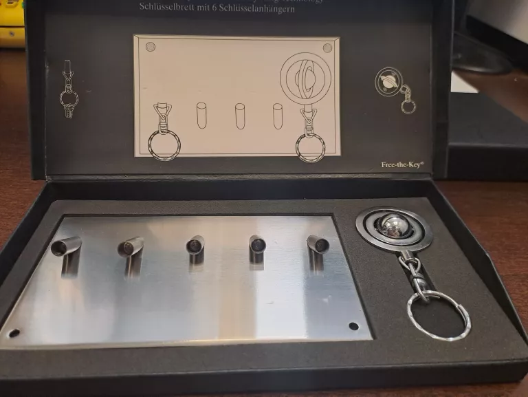 WIESZAK WISZĄCY FREE-THE-KEY SREBRNY