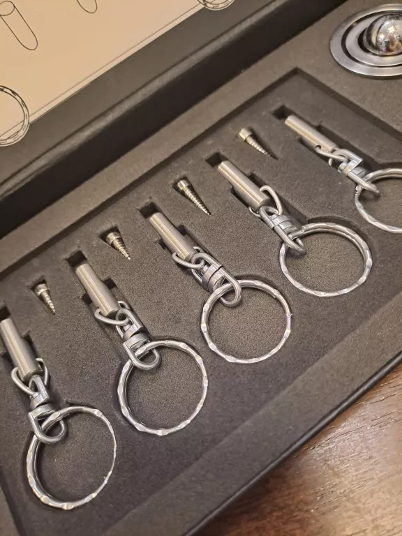 WIESZAK WISZĄCY FREE-THE-KEY SREBRNY