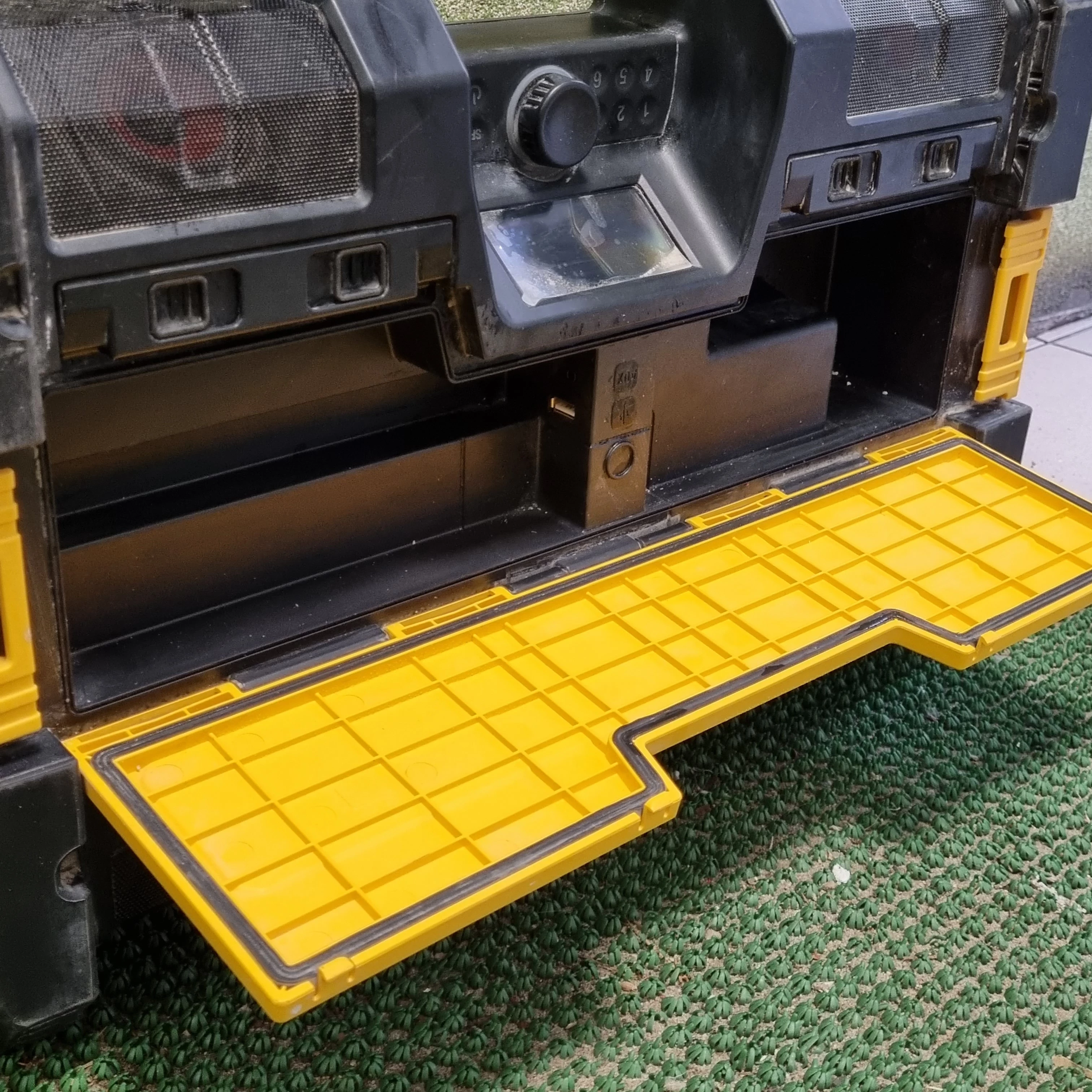 radio-budowlane-dewalt-dwst1-75659-qw-marka-dewalt