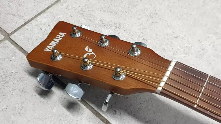 GITARA YAMAHA F310