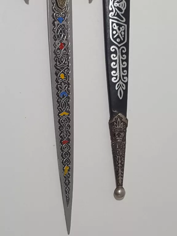 noz-do-papieru-ozdobny-rodzaj-do-papieru