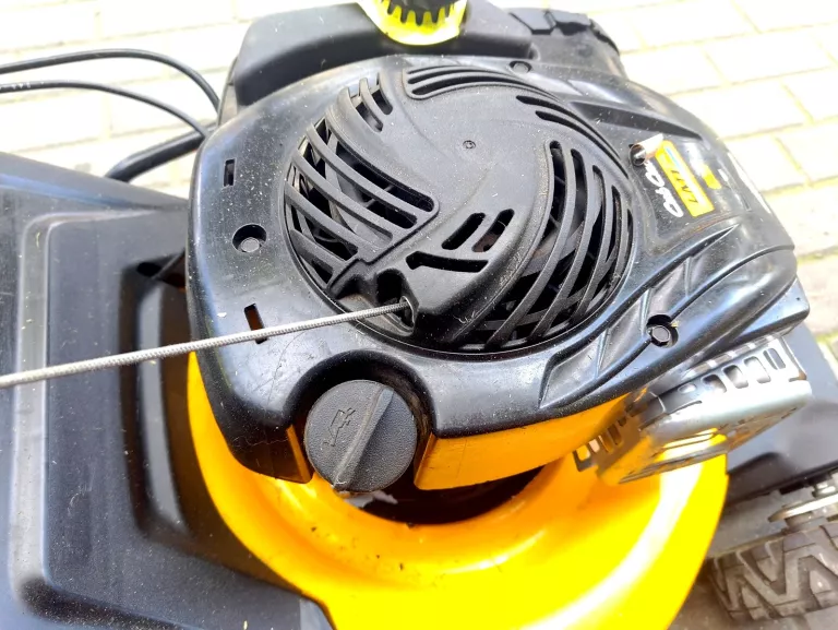 KOSIARKA SPALINOWA Z NAPĘDEM CUB CADET LM1 AR46