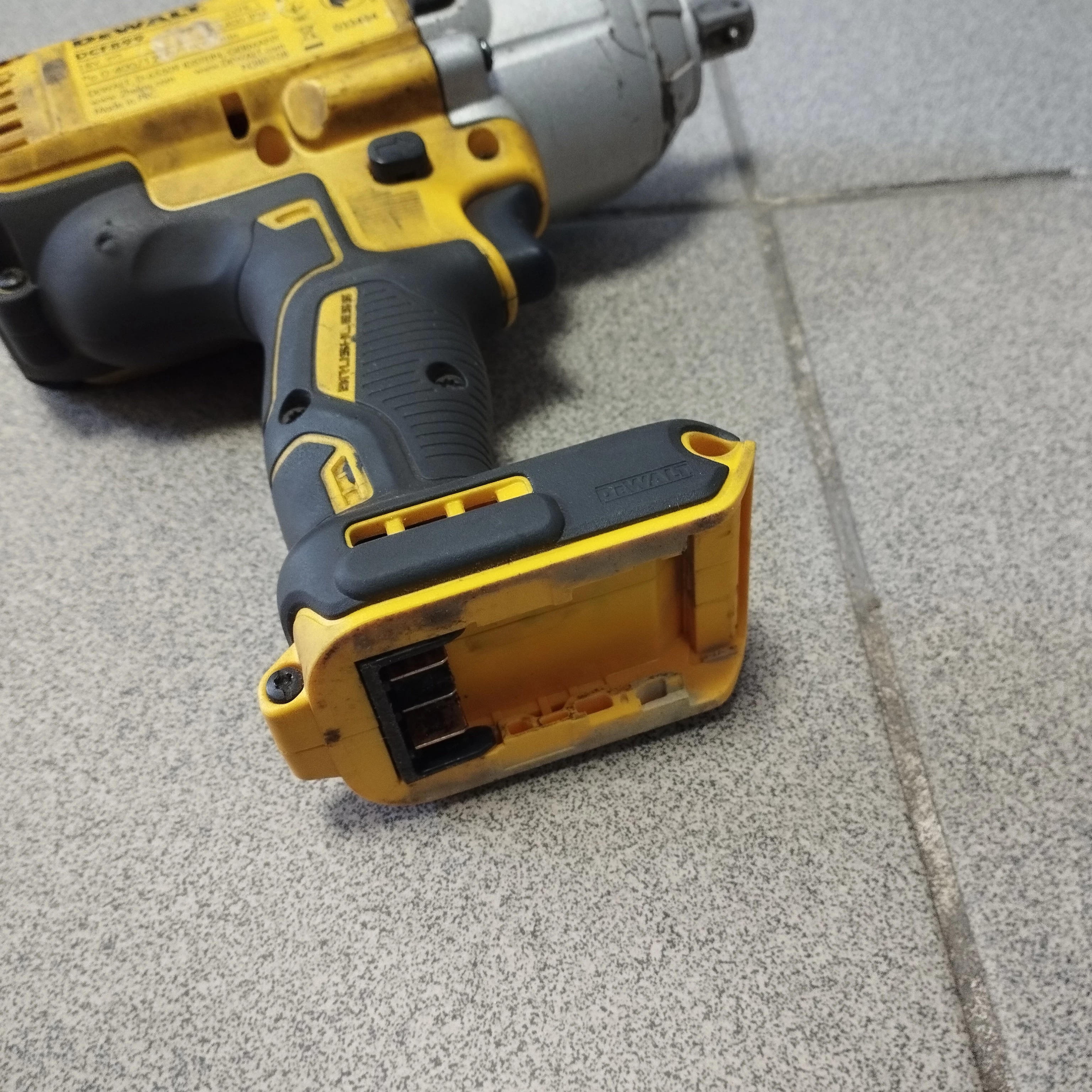 klucz-udarowy-dewalt-dcf899-caly-zestaw-stan-uzywany