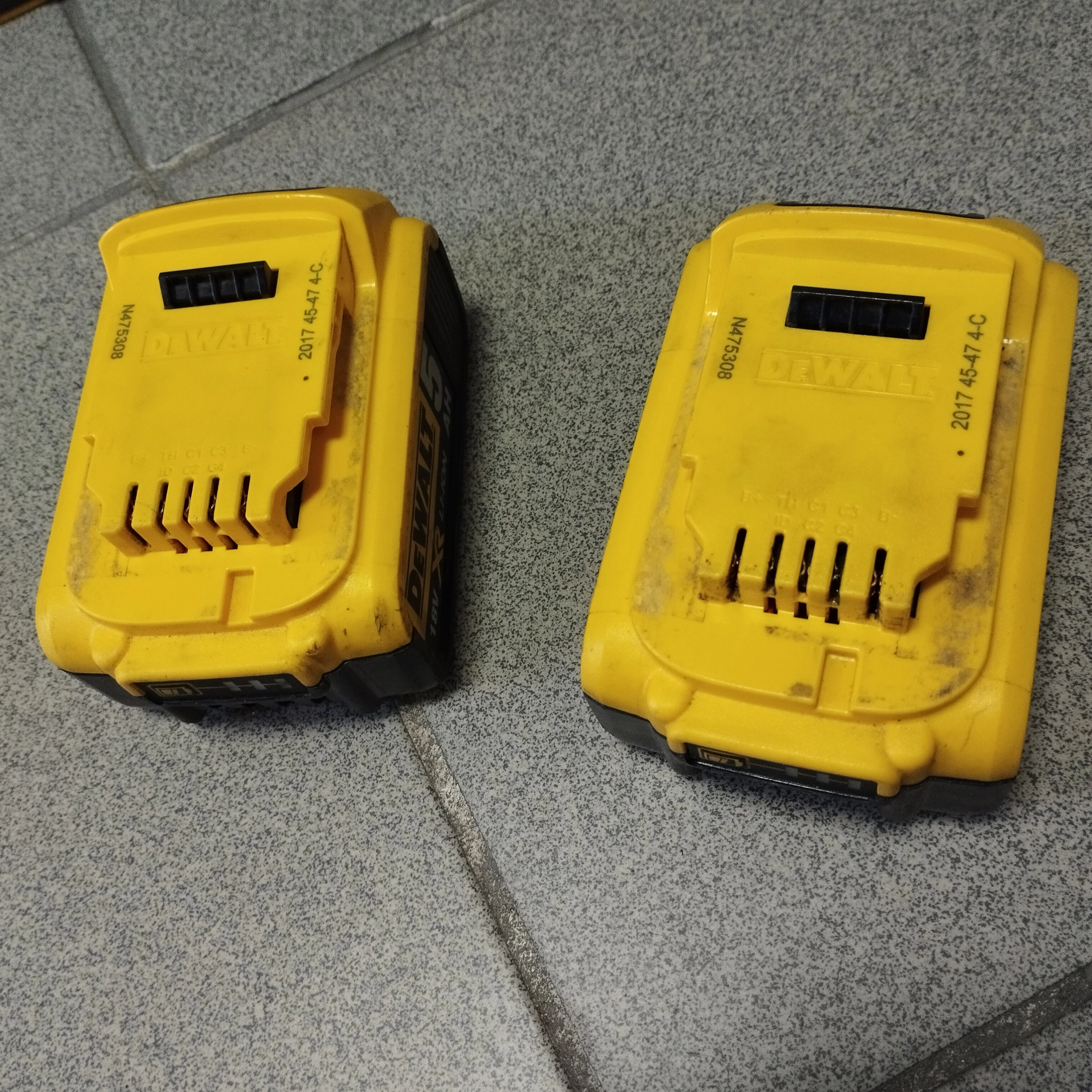 klucz-udarowy-dewalt-dcf899-caly-zestaw-zasilanie-akumulatorowe