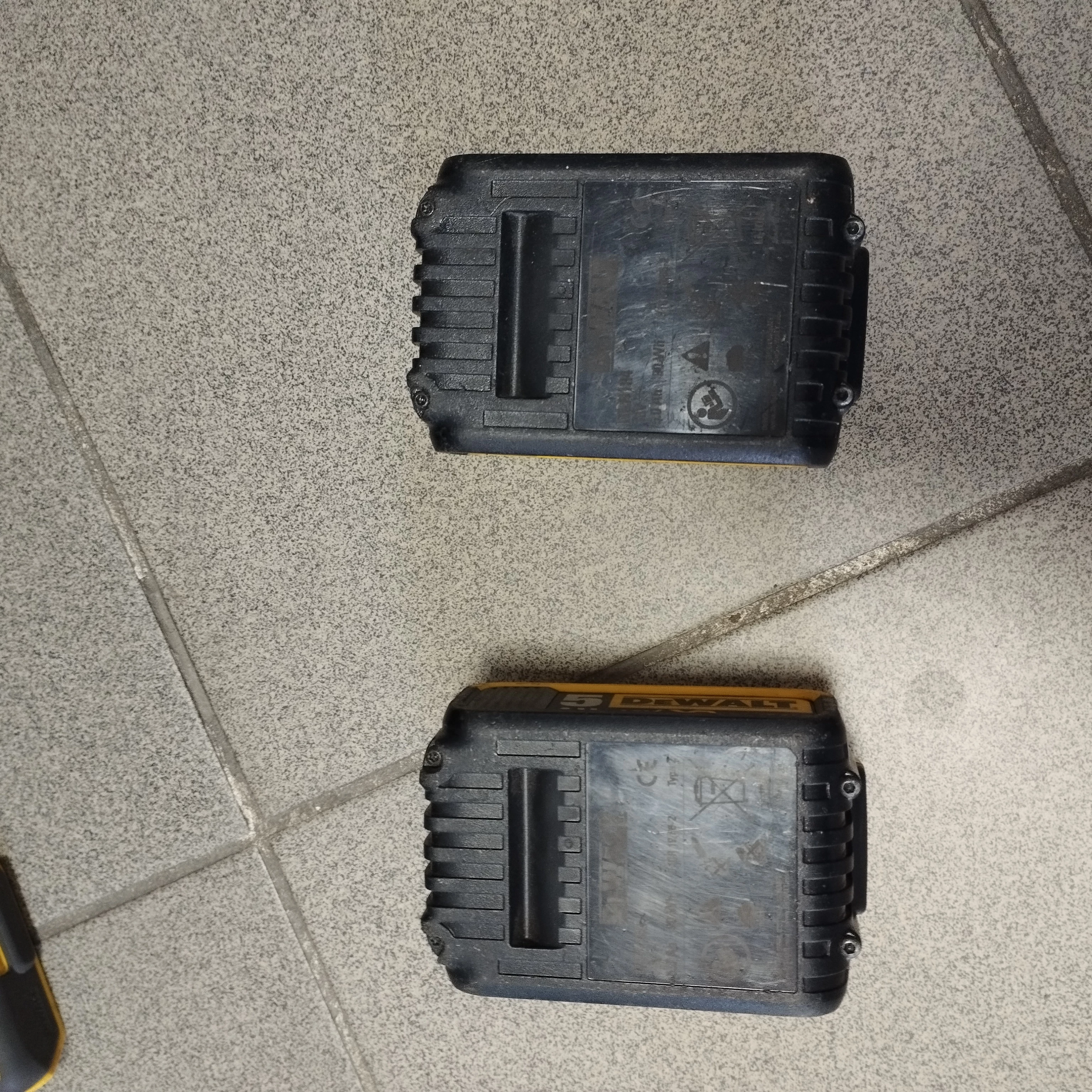 klucz-udarowy-dewalt-dcf899-caly-zestaw-product-id-823a5f0b-a723-4ff2-825c-597a2925c76d