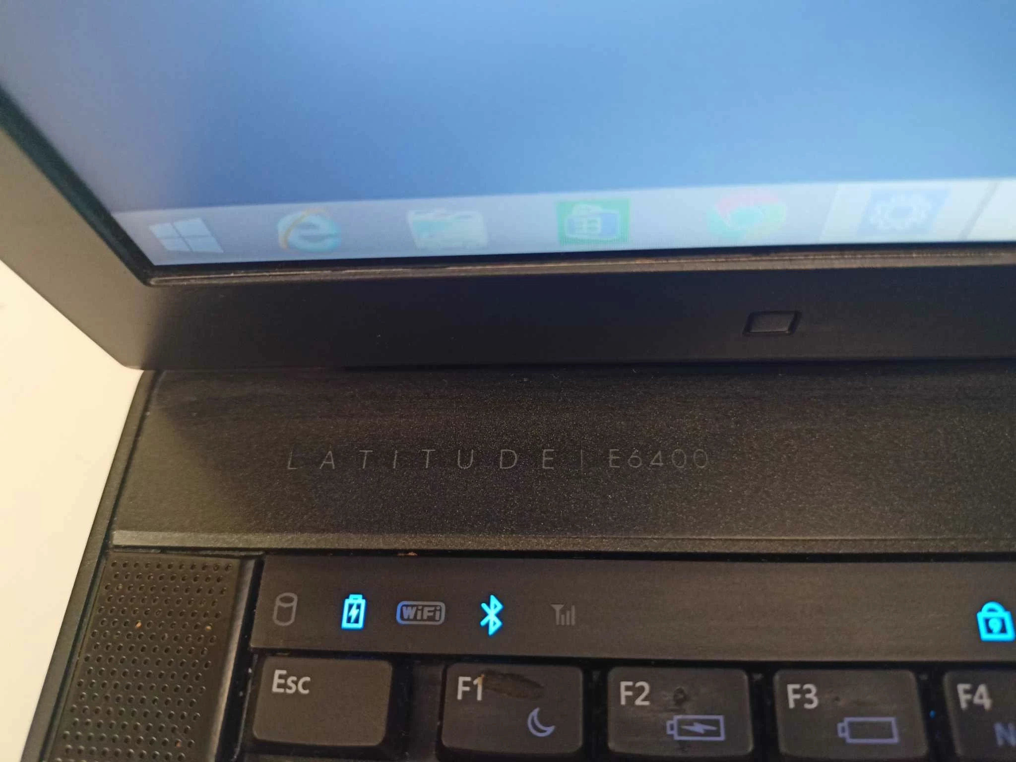 laptop-dell-latitude-e6400-4-gb-ic2-hddopis-rozdzielczosc-px-1280-x-800