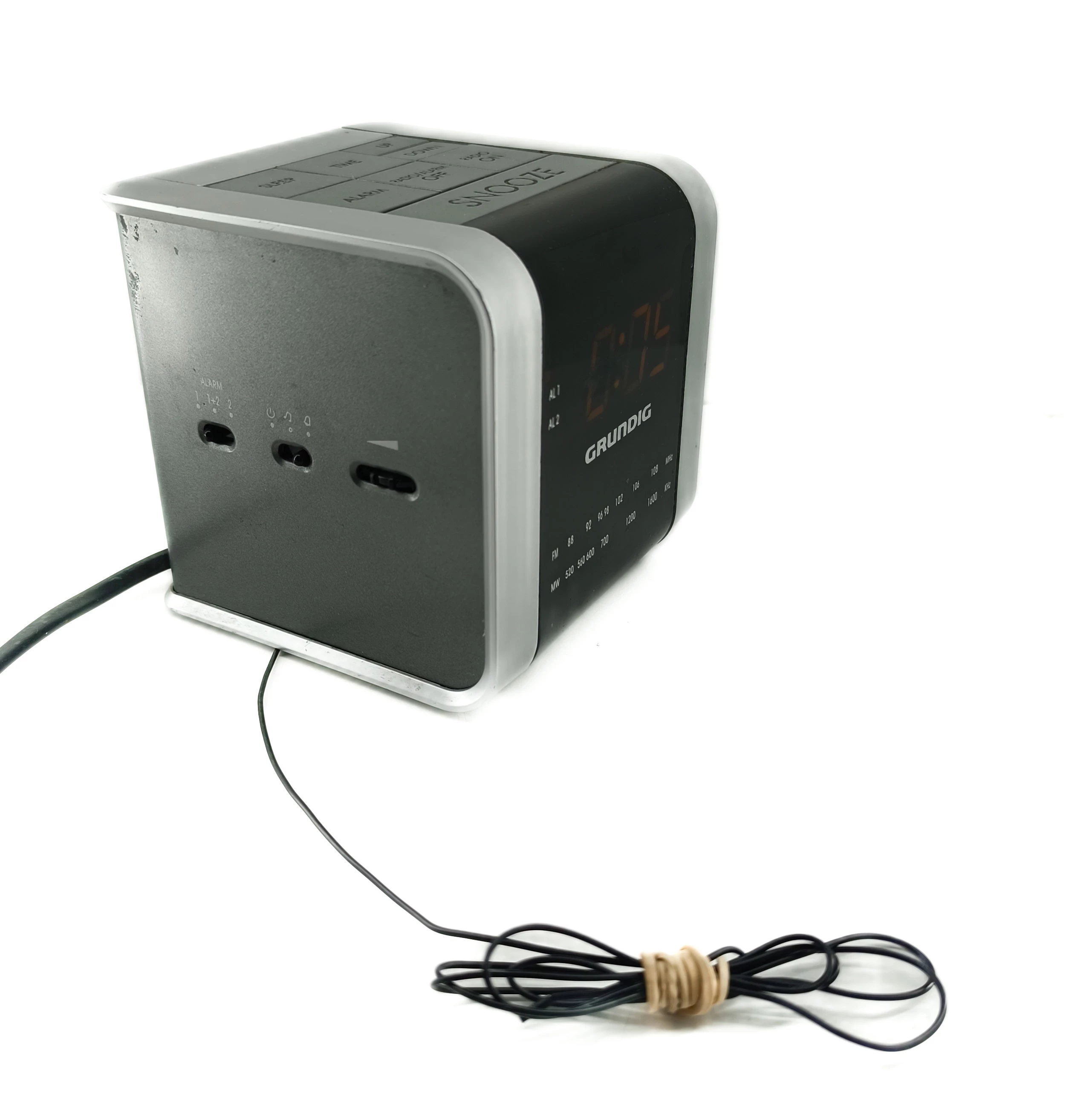 radiobudzik-grundig-sonoclock-560-antena-bn-kolor-czarny