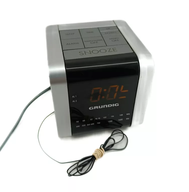 RADIOBUDZIK GRUNDIG SONOCLOCK 560 + ANTENA B/N