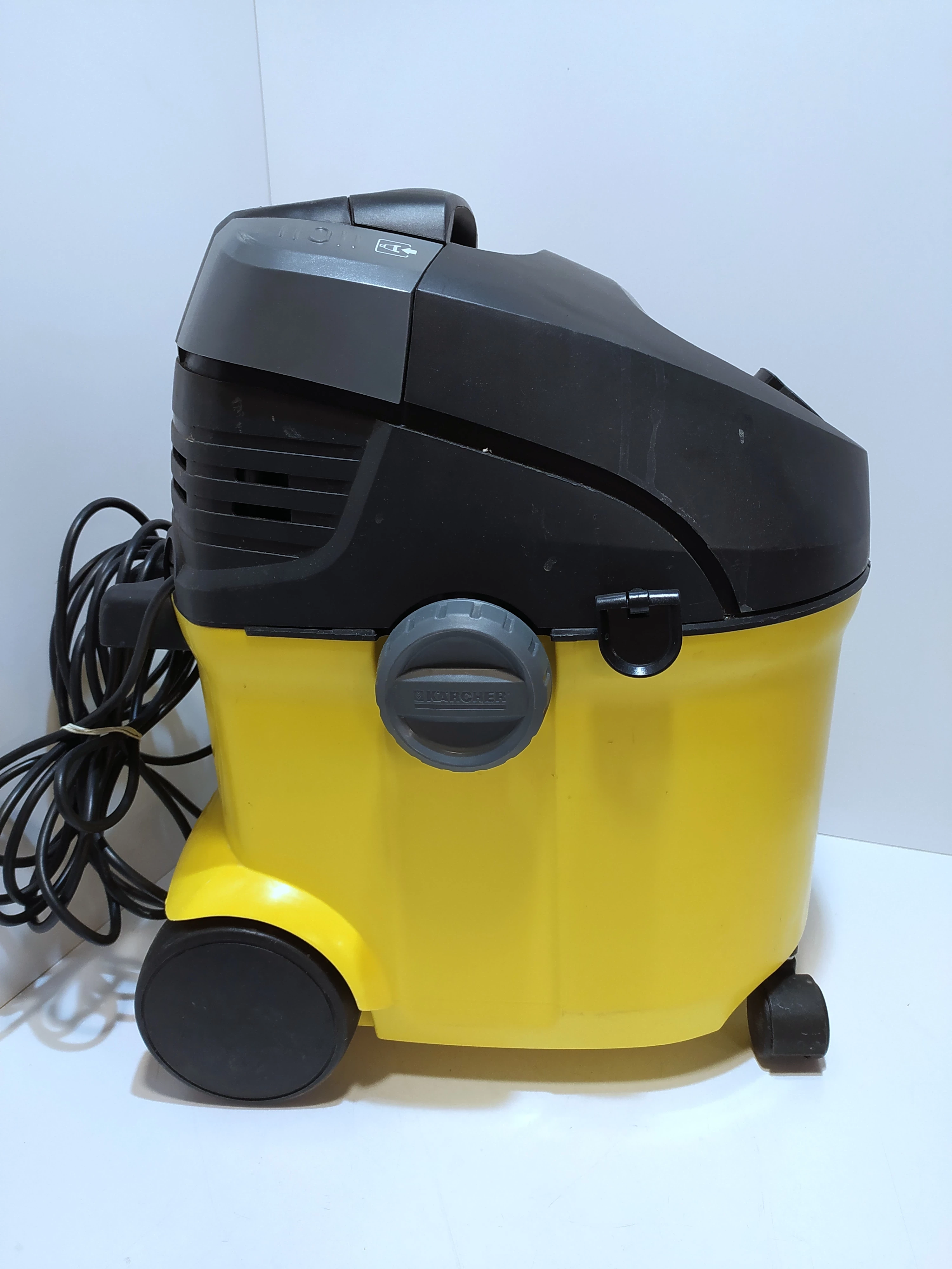 odkurzacz-pioracy-karcher-se-5100-zestaw-pojemnosc-zbiornika-na-czysta-wode-4