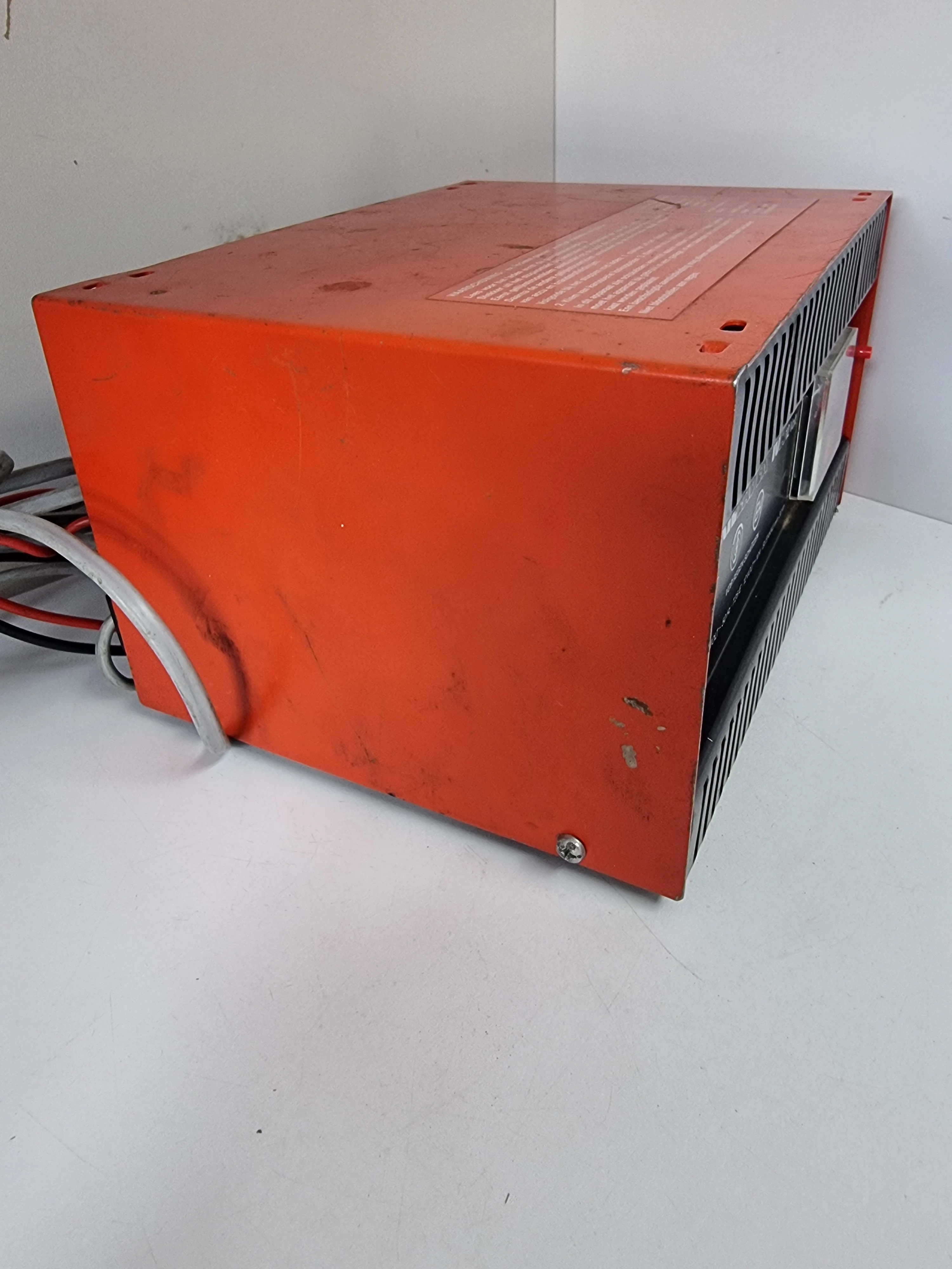 prostownik-einhell-batterielader-10a-12-volt-natezenie-maksymalne-10