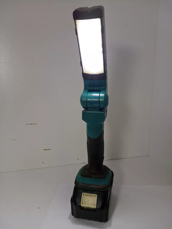 LATARKA MAKITA Z AKUMULATOREM DML801