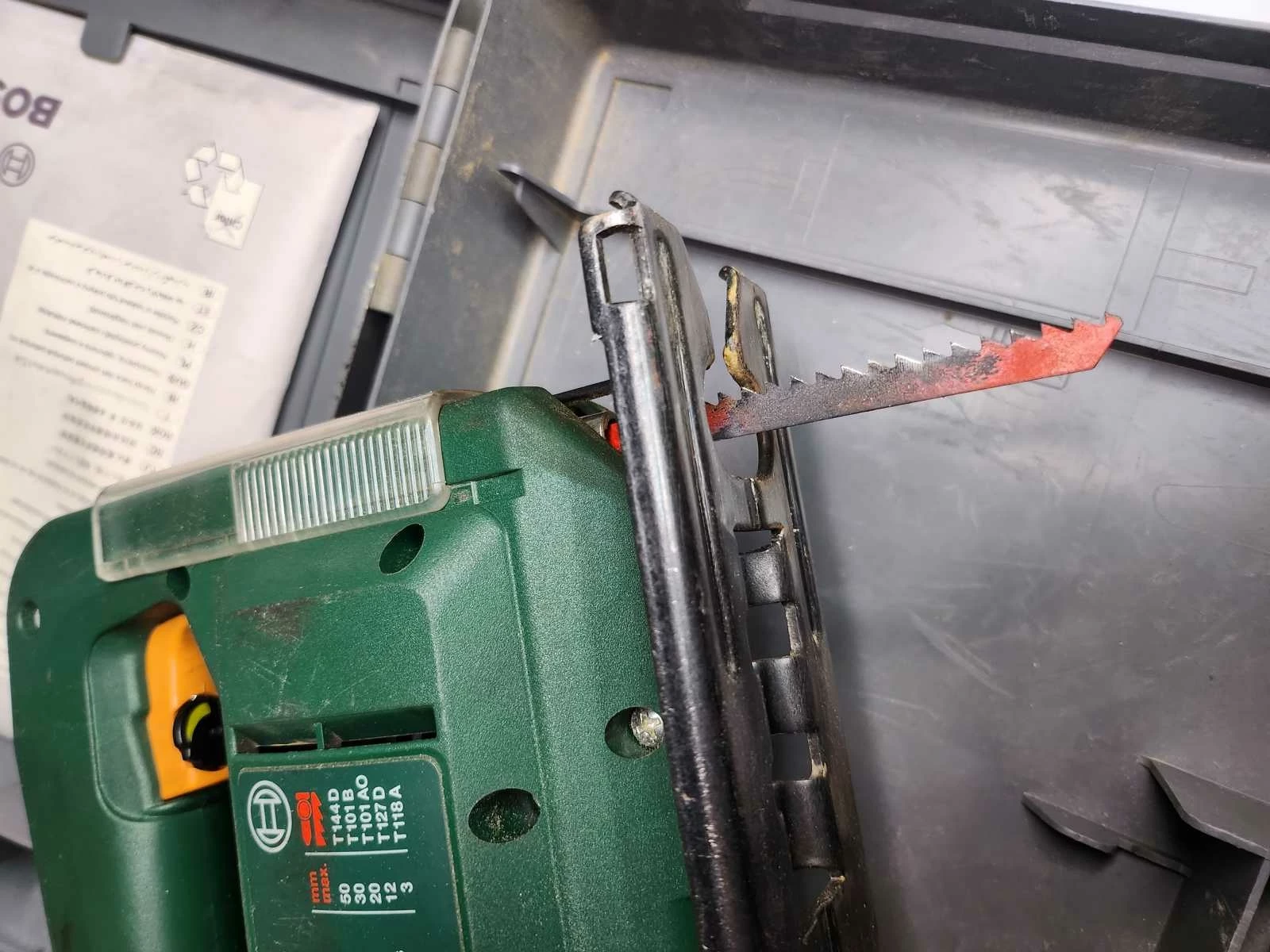 wyrzynarka-bosch-pst-50-ae-mocowanie-brzeszczotu-chwyt-typu-t