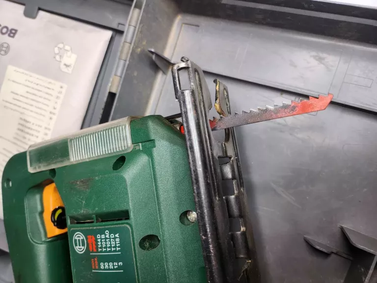 wyrzynarka-bosch-pst-50-ae-mocowanie-brzeszczotu-chwyt-typu-t