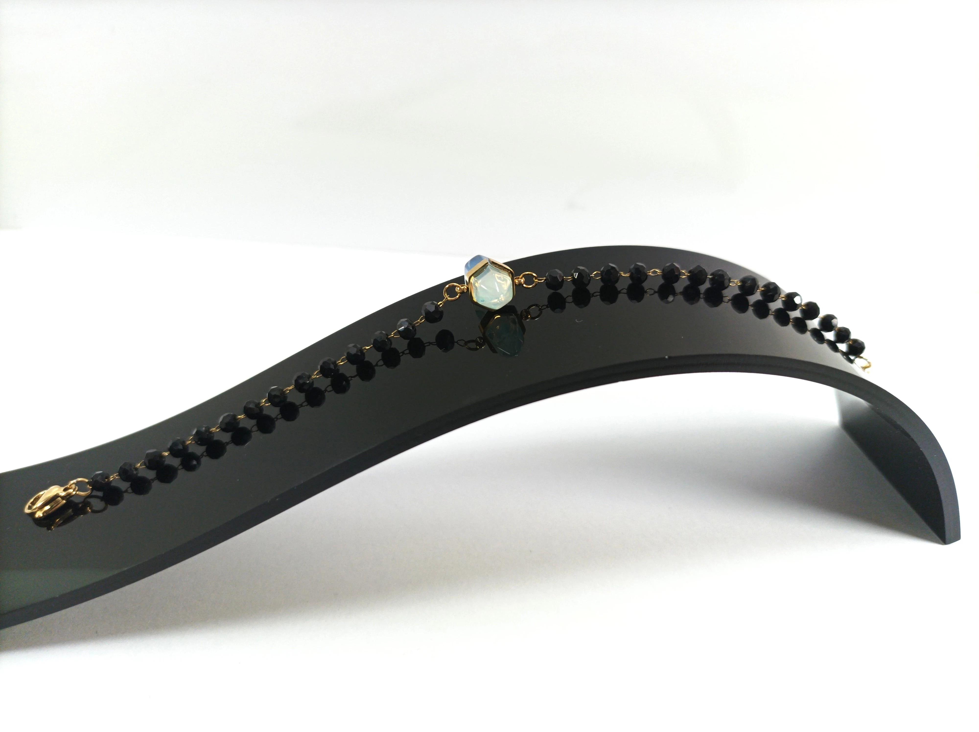 bransoletka-stal-pozlacana-czarne-koraliki-rodzaj-klasyczne