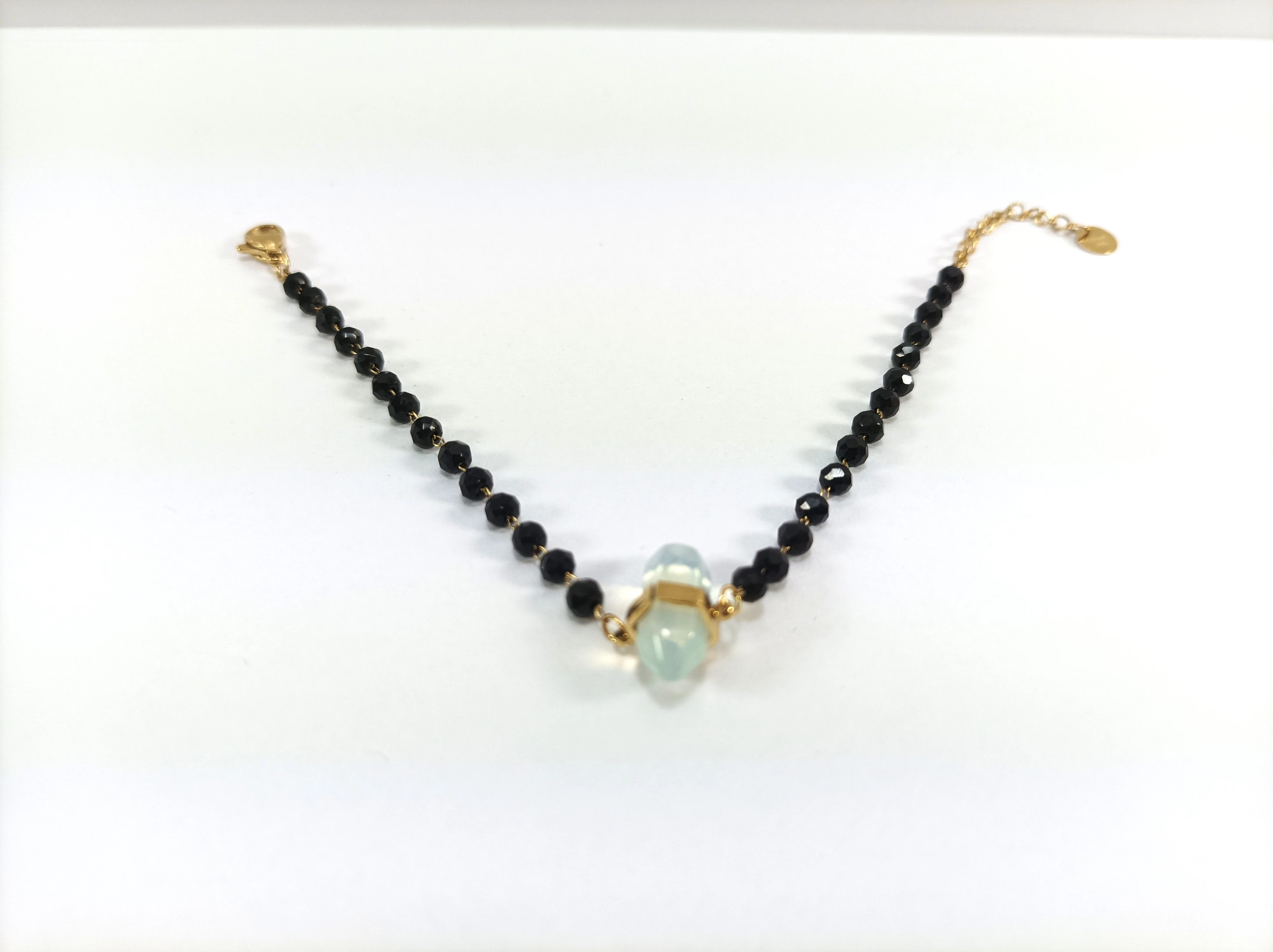 bransoletka-stal-pozlacana-czarne-koraliki-material-akryl