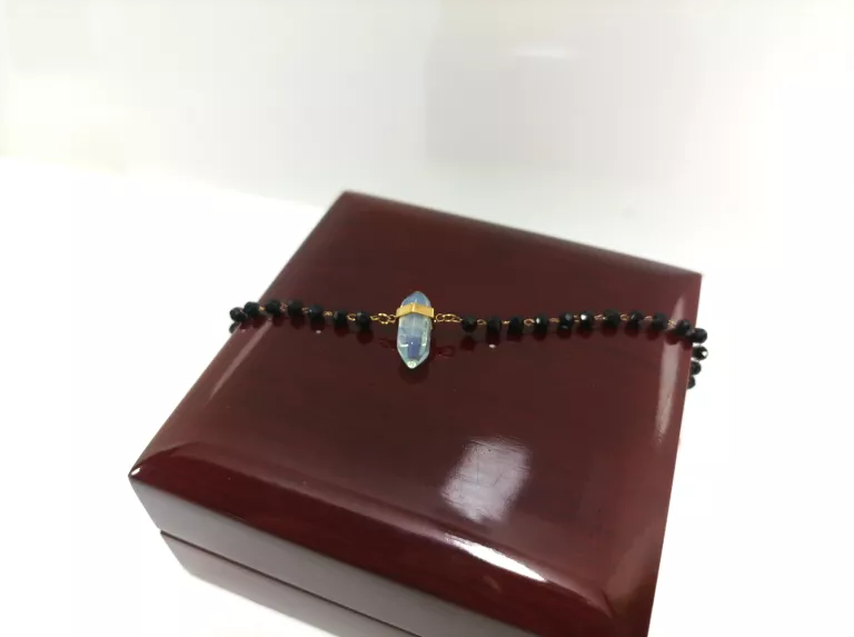 bransoletka-stal-pozlacana-czarne-koraliki-stan-uzywany