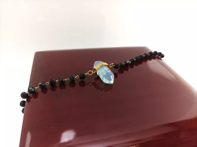 bransoletka-stal-pozlacana-czarne-koraliki-marka-sajbazar