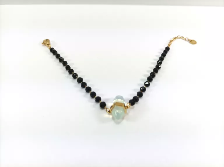 bransoletka-stal-pozlacana-czarne-koraliki-material-akryl