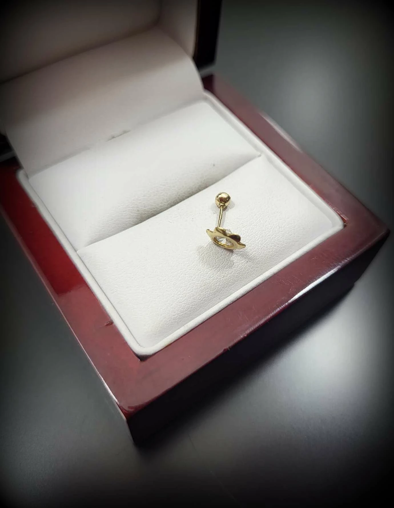 zloty-kolczyk-do-chrzastki-ucha-kwiatek-585-027-stan-uzywany