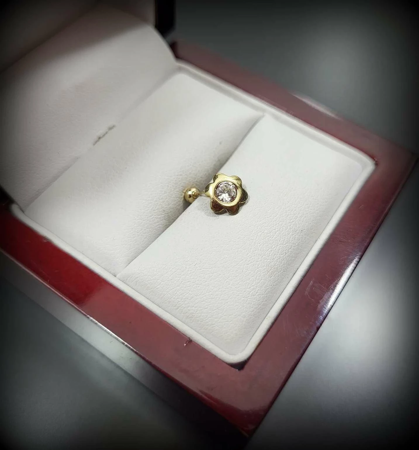 zloty-kolczyk-do-chrzastki-ucha-kwiatek-585-027-rodzaj-wyrob-jubilerski