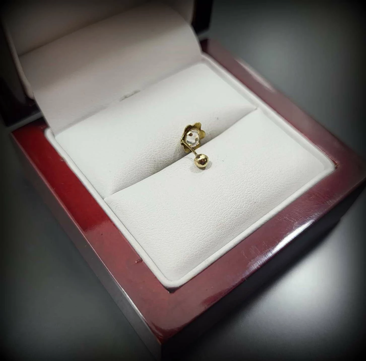 zloty-kolczyk-do-chrzastki-ucha-kwiatek-585-027-marka-inna-marka