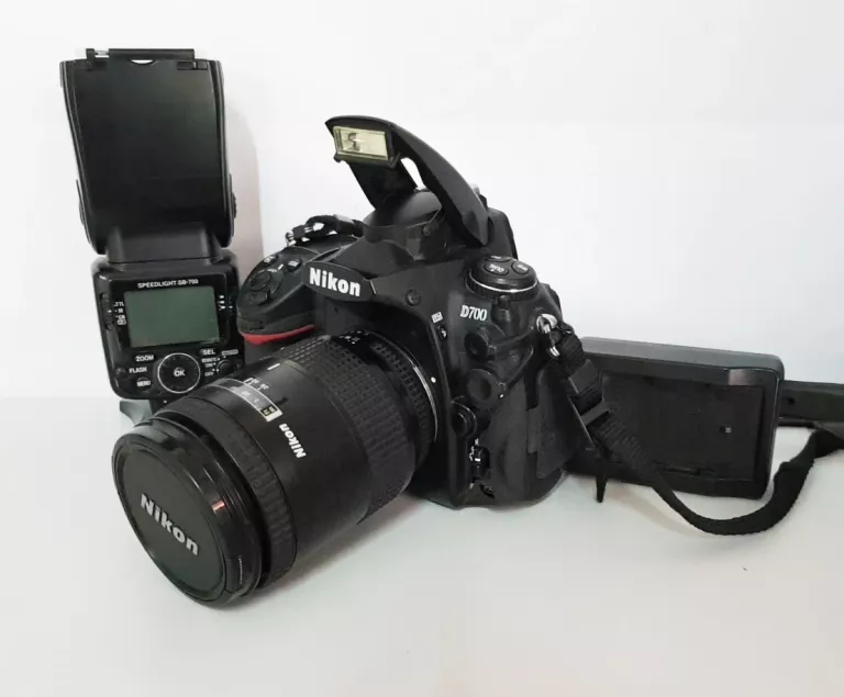 APARAT NIKON D700 + KARTA 8GB+ LAMPA