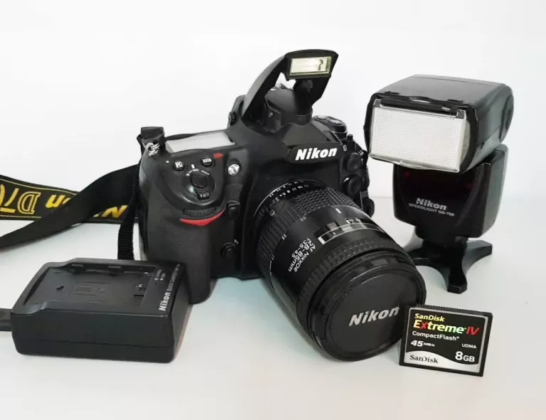APARAT NIKON D700 + KARTA 8GB+ LAMPA