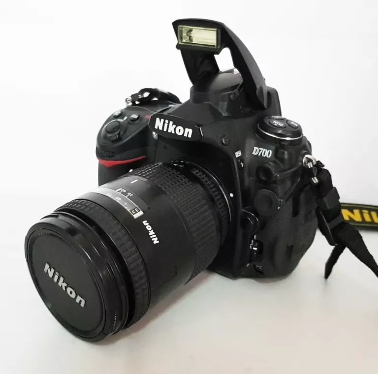 APARAT NIKON D700 + KARTA 8GB+ LAMPA