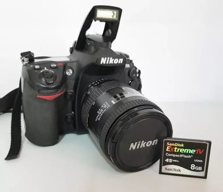 APARAT NIKON D700 + KARTA 8GB+ LAMPA